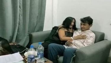 नौकरी के लिए चुदक्कड़ बॉस की ठुकाई