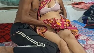 नौकर ने डाल दिया सेक्सी आंटी की चड्डी में हाथ