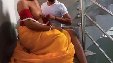 उदास भाभी की सीढ़ियों पर चुदाई