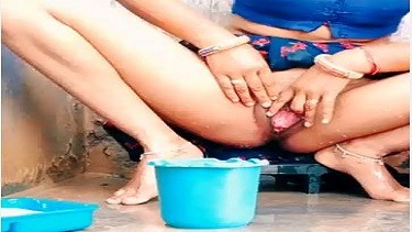 सेक्सी लड़की की झांटो की सफ़ाई