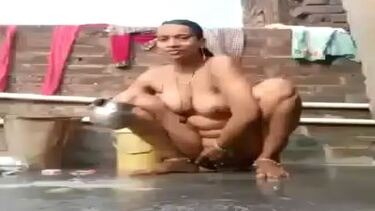 खुले में नहाते हुए भाभी ने दिखाई चुत