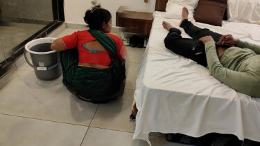 ठरकी मालिक ने कामवाली के सामने हिलाया