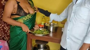 पड़ोसन आंटी से दूध मांग लिया