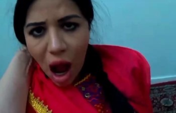 पारसी आंटी को कंडोम लगाकर चोदा