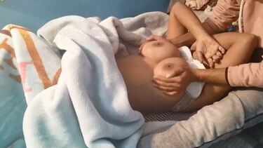 नौकर से करवाई मम्मो की मसाज